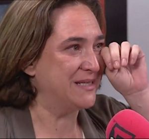 Colau reconoce emocionada que pensó en tirar la toalla: "Fue durísimo, nos dijeron 'putas', 'zorras' y 'guarras'" Colau reconoce emocionada que pensó en tirar la toalla: "Fue durísimo, nos dijeron 'putas', 'zorras' y 'guarras'"