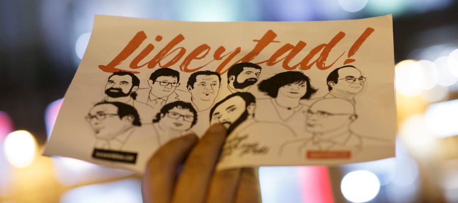 Una manifestante pide la libertad para los políticos catalanes en prisión (Archivo) Una manifestante pide la libertad para los políticos catalanes en prisión (Archivo)