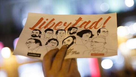 Una manifestante pide la libertad para los pol&iacute;ticos catalanes en prisi&oacute;n (Archivo)