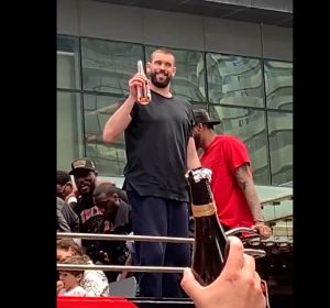Marc Gasol, en la fiesta de los Raptors Marc Gasol, en la fiesta de los Raptors