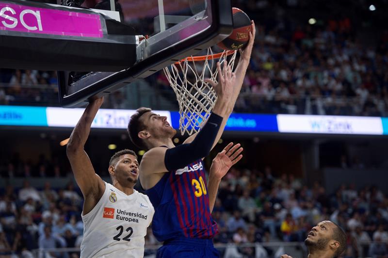 Víctor Claver: "La gente se merece estos partidos y que la final acabe el domingo" Víctor Claver: "La gente se merece estos partidos y que la final acabe el domingo"