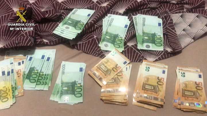 Incautan casi 500.000 euros en un coche que circulaba por la A-7 Incautan casi 500.000 euros en un coche que circulaba por la A-7