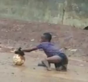 Santigi, el niño de Sierra Leona que juega al fútbol sin piernas Santigi, el niño de Sierra Leona que juega al fútbol sin piernas