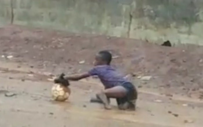 El vídeo que ha conmocionado a los aficionados: un niño jugando al fútbol sin piernas y con las botas en las manos El vídeo que ha conmocionado a los aficionados: un niño jugando al fútbol sin piernas y con las botas en las manos