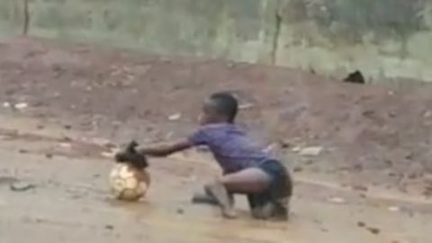 Santigi, el ni&ntilde;o de Sierra Leona que juega al f&uacute;tbol sin piernas