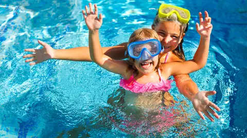 Niños en piscina Niños en piscina