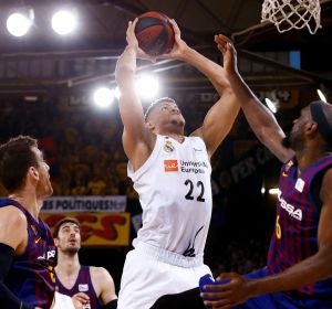 Tavares se dispone a machacar el aro contra el Barcelona Tavares se dispone a machacar el aro contra el Barcelona