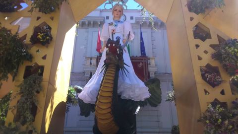 La Tarasca lleg&oacute; a Granada de blanco