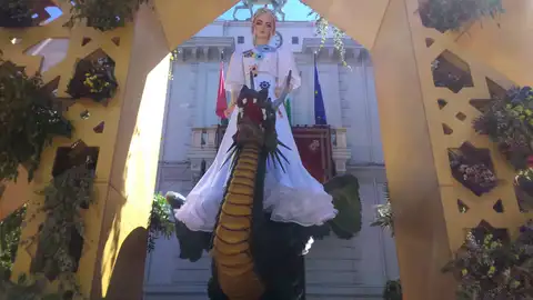 La Tarasca llegó a Granada de blanco La Tarasca llegó a Granada de blanco