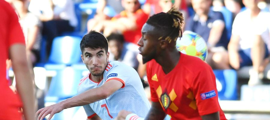 Carlos Soler dispara en el partido ante Bélgica Carlos Soler dispara en el partido ante Bélgica