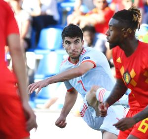 Carlos Soler dispara en el partido ante Bélgica Carlos Soler dispara en el partido ante Bélgica
