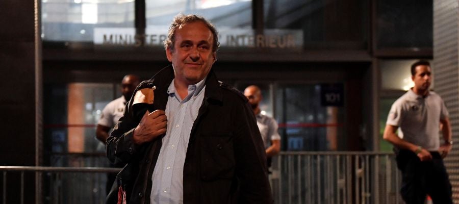 Michel Platini, a su salida de la Oficina Anticorrupción de la Policía Judicial en Nanterre (Francia) Michel Platini, a su salida de la Oficina Anticorrupción de la Policía Judicial en Nanterre (Francia)