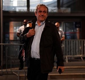 Michel Platini, a su salida de la Oficina Anticorrupción de la Policía Judicial en Nanterre (Francia) Michel Platini, a su salida de la Oficina Anticorrupción de la Policía Judicial en Nanterre (Francia)
