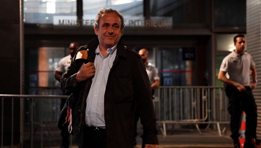 Michel Platini, a su salida de la Oficina Anticorrupción de la Policía Judicial en Nanterre (Francia)