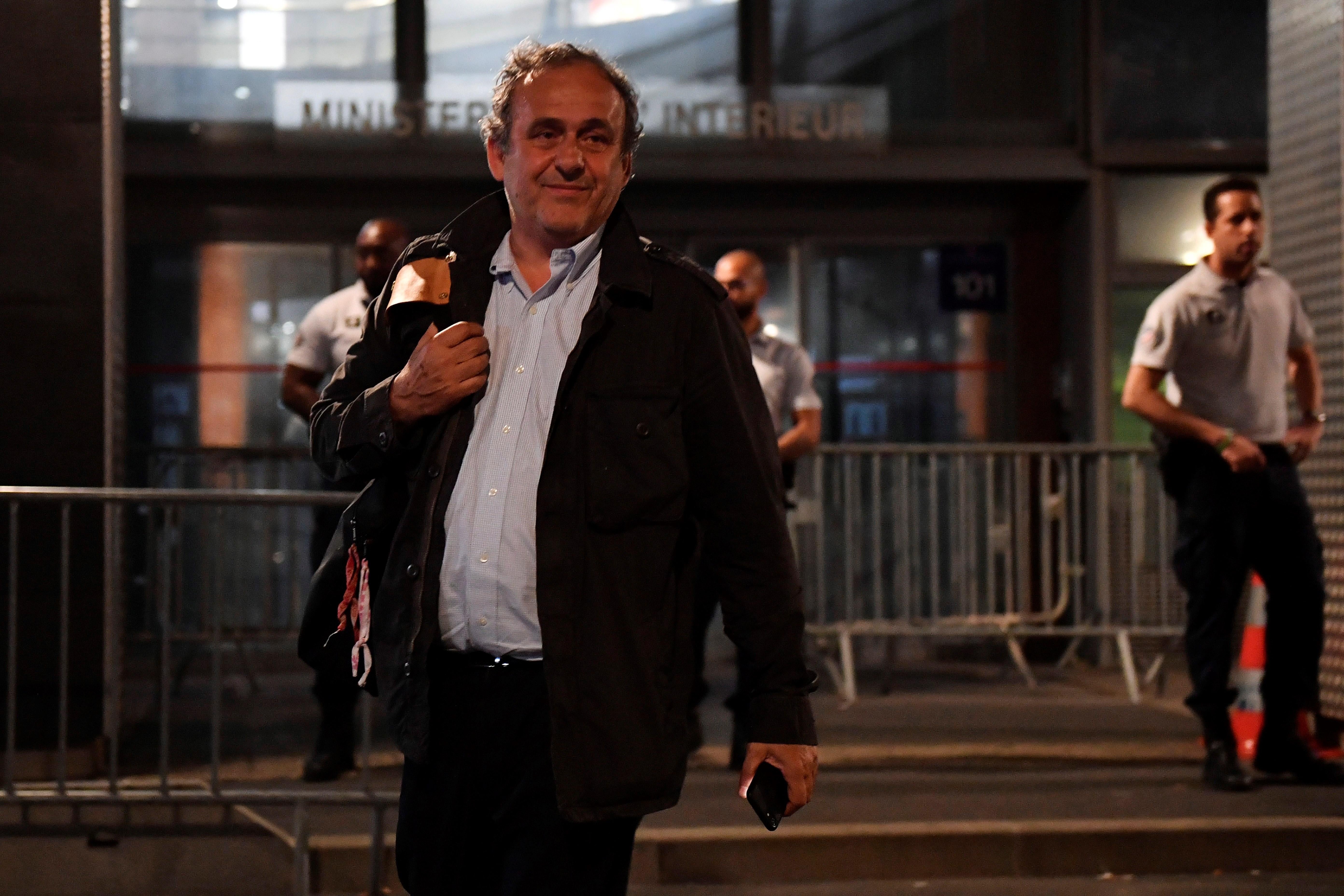 Michel Platini, en libertad tras prestar declaración: "No sé por qué estoy aquí pero he contestado a todo" Michel Platini, en libertad tras prestar declaración: "No sé por qué estoy aquí pero he contestado a todo"