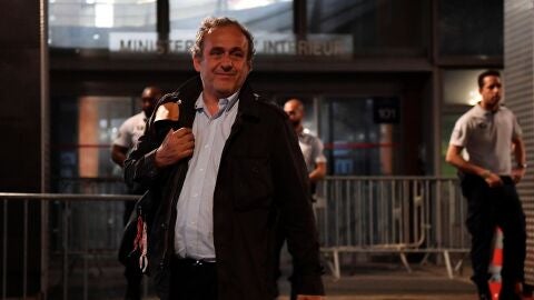 Michel Platini, a su salida de la Oficina Anticorrupci&oacute;n de la Polic&iacute;a Judicial en Nanterre (Francia)