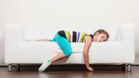 Niño aburrido Niño aburrido