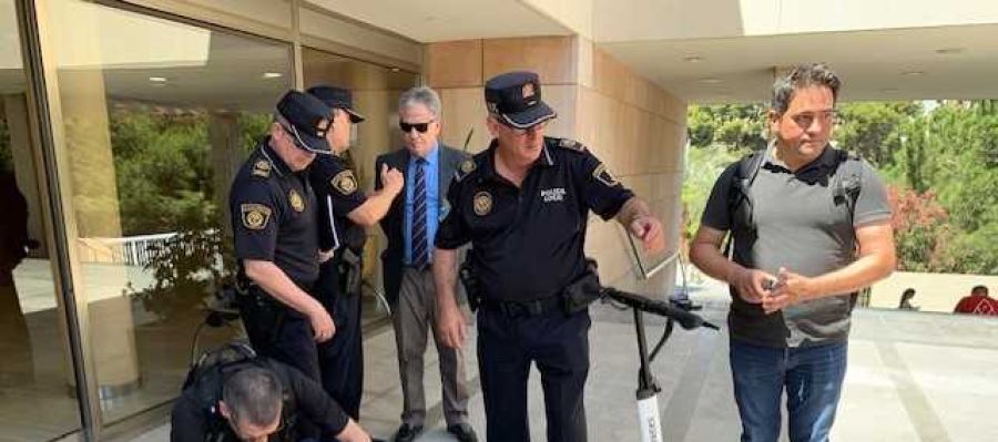 Agentes de la Policía Local de Elche en una demostración del programa 'Artemisa'. Agentes de la Policía Local de Elche en una demostración del programa 'Artemisa'.