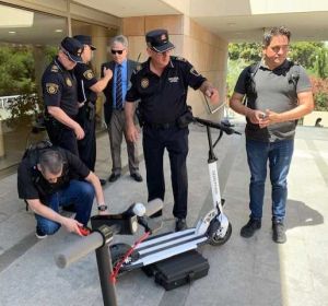 Agentes de la Policía Local de Elche en una demostración del programa 'Artemisa'. Agentes de la Policía Local de Elche en una demostración del programa 'Artemisa'.