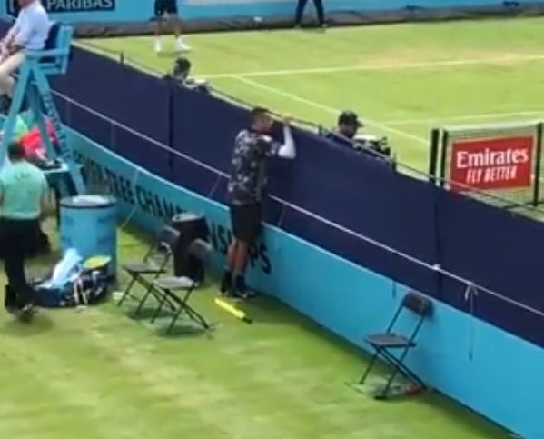 La última de Kyrgios en Queens: aprovecha un descanso entre juegos para ver el partido de la pista anexa La última de Kyrgios en Queens: aprovecha un descanso entre juegos para ver el partido de la pista anexa