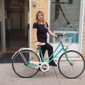 Patricia Sánchez con una bicicleta destinada a India