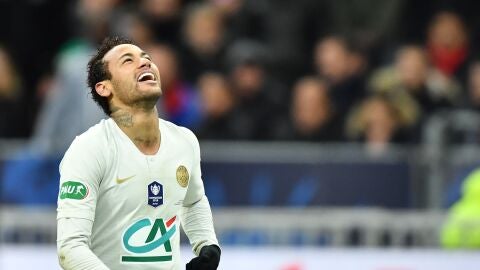 Neymar sonr&iacute;e durante un partido con el PSG