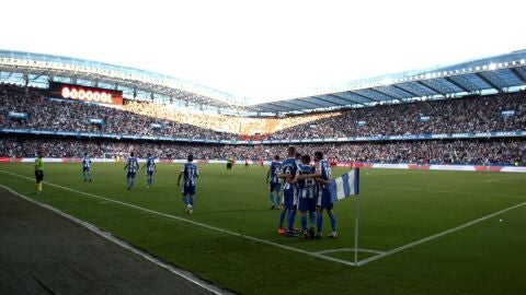 Los jugadores del Deportivo celebran el gol de Cartabia ante el Mallorca