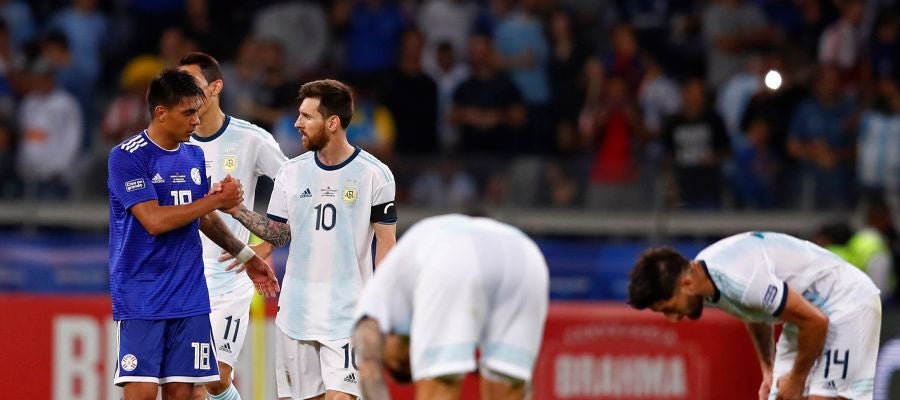 Messi saluda a un jugador de Paraguay Messi saluda a un jugador de Paraguay