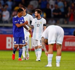 Messi saluda a un jugador de Paraguay Messi saluda a un jugador de Paraguay