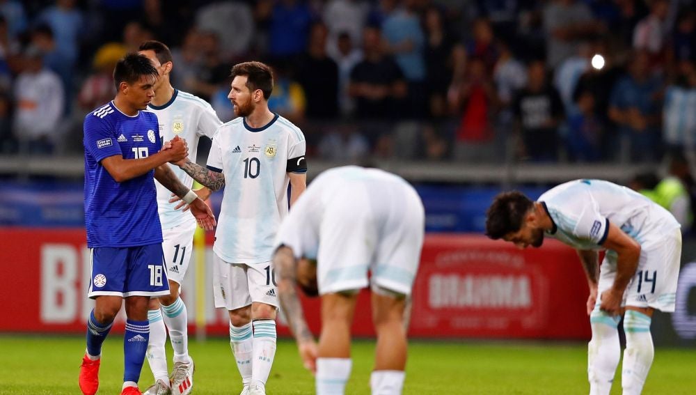 Messi saluda a un jugador de Paraguay
