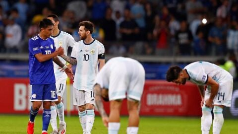 Messi saluda a un jugador de Paraguay