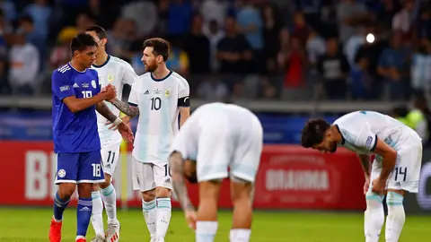 Messi saluda a un jugador de Paraguay Messi saluda a un jugador de Paraguay
