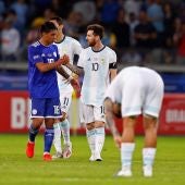 Messi saluda a un jugador de Paraguay