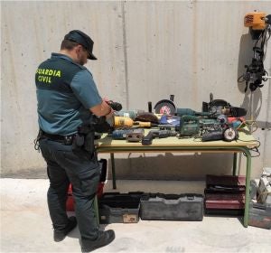 Agente d ela Guardia Civil junto a efectos recueprados en la operación policial. Agente d ela Guardia Civil junto a efectos recueprados en la operación policial.