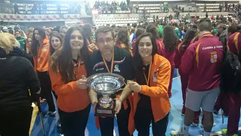 Mario Raúl Dosuna con el trofeo de subcampeón de España juvenil, en 2015, acompañado por las jugadoras Alondra Bivolaru y Laura Hernández, capitanas de aquel equipo. BALONMANO