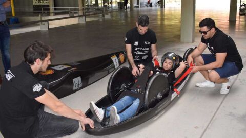 Equipo de estudiantes y profesores implicados en la creaci&oacute;n del 'D&aacute;til 19'.