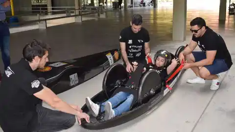 Equipo de estudiantes y profesores implicados en la creación del 'Dátil 19'. Equipo de estudiantes y profesores implicados en la creación del 'Dátil 19'.