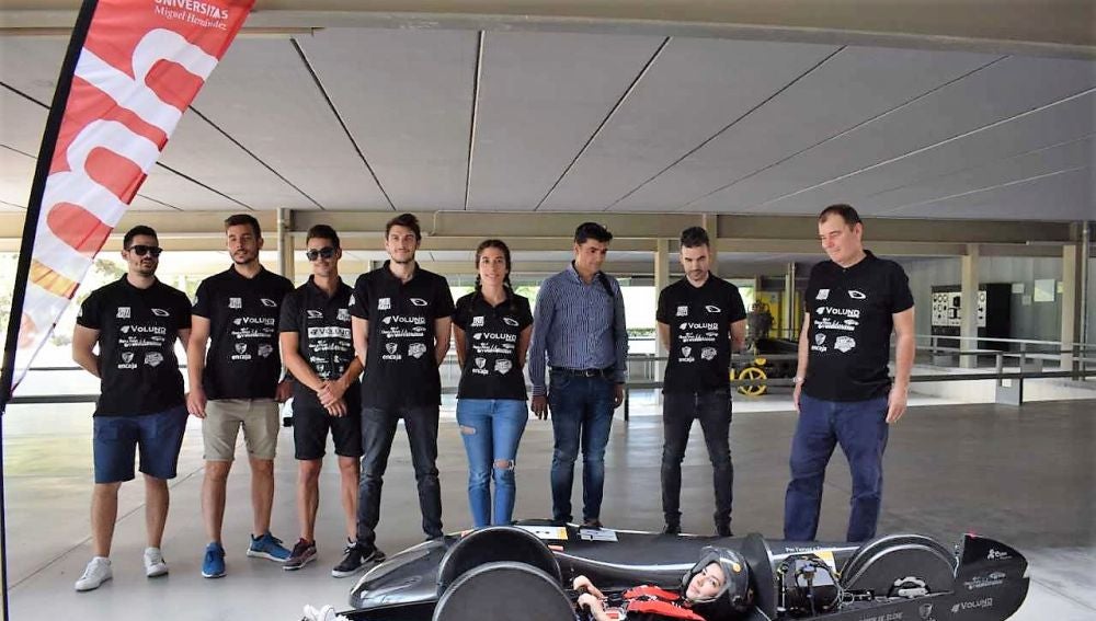 Equipo de estudiantes implicados en la creación del 'Dátil 19'.