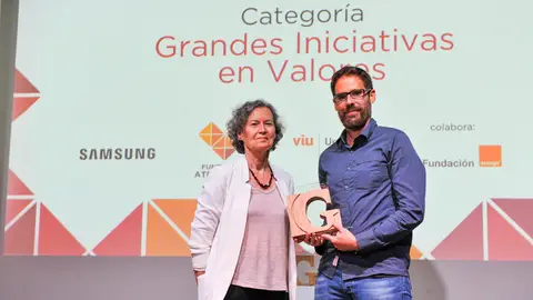 Elisa Nava entrega el premio a Julián de Gregorio Gala 'Grandes Profes, Grandes Iniciativas'