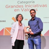 Elisa Nava entrega el premio a Julián de Gregorio