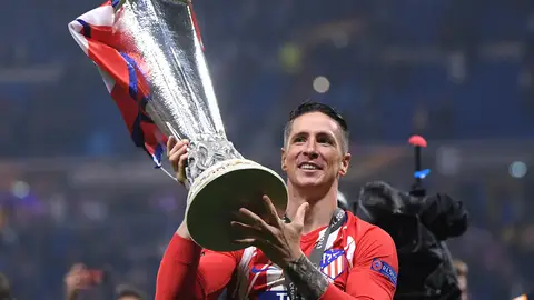 Fernando Torres levanta el trofeo de la Europa League Fernando Torres levanta el trofeo de la Europa League