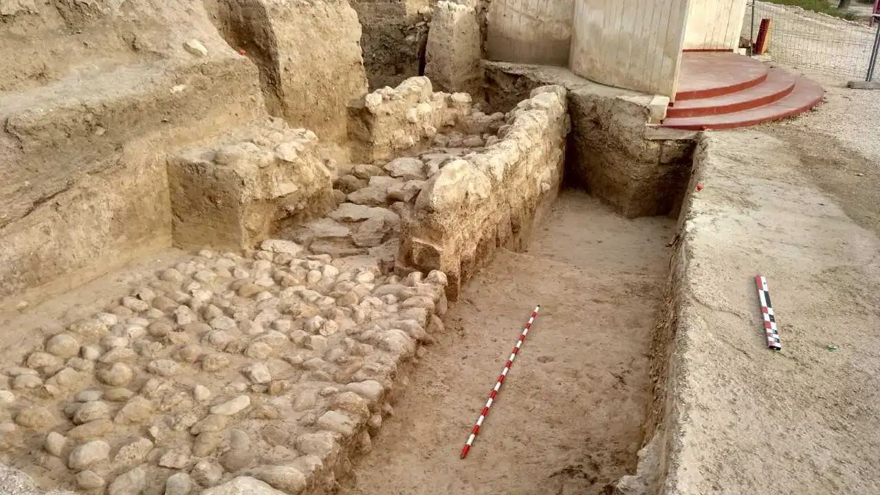 Restos de la muralla de la época íbera encontrada en el yacimiento de La Alcudia de Elche.