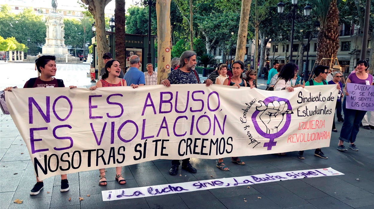 Decenas de personas celebran ante el Supremo la sentencia de La Manada al grito de 'No fue abuso, fue violación' Decenas de personas celebran ante el Supremo la sentencia de La Manada al grito de 'No fue abuso, fue violación'