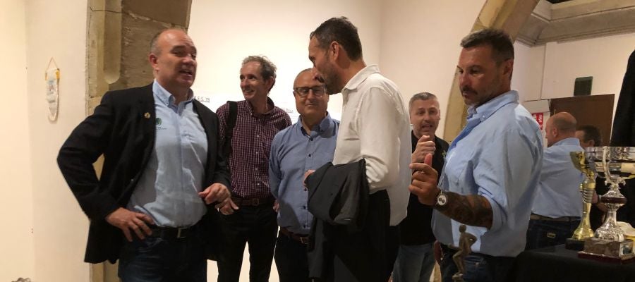 Mariano Vives, presidente del Elche Club Rugby Unión, junto al alcalde Carlos González y el concejal de Deportes, Vicente Alberola. Mariano Vives, presidente del Elche Club Rugby Unión, junto al alcalde Carlos González y el concejal de Deportes, Vicente Alberola.