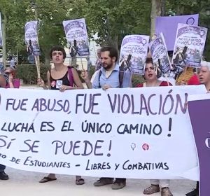 Decenas de personas se concentran en las ciudades españolas para celebrar la sentencia contra 'La Manada' Decenas de personas se concentran en las ciudades españolas para celebrar la sentencia contra 'La Manada'