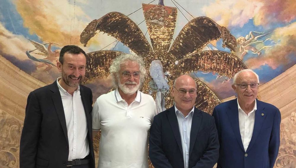 Cargos electos del Misteri d'Elx 2019 con el alcalde de Elche y el presidente del Patronato. 