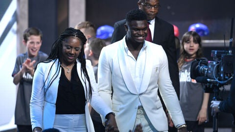 Sharonda, la madre de Zion Williamson, al lado de su hijo durante el draft de la NBA