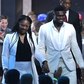 Sharonda, la madre de Zion Williamson, al lado de su hijo durante el draft de la NBA Sharonda, la madre de Zion Williamson, al lado de su hijo durante el draft de la NBA