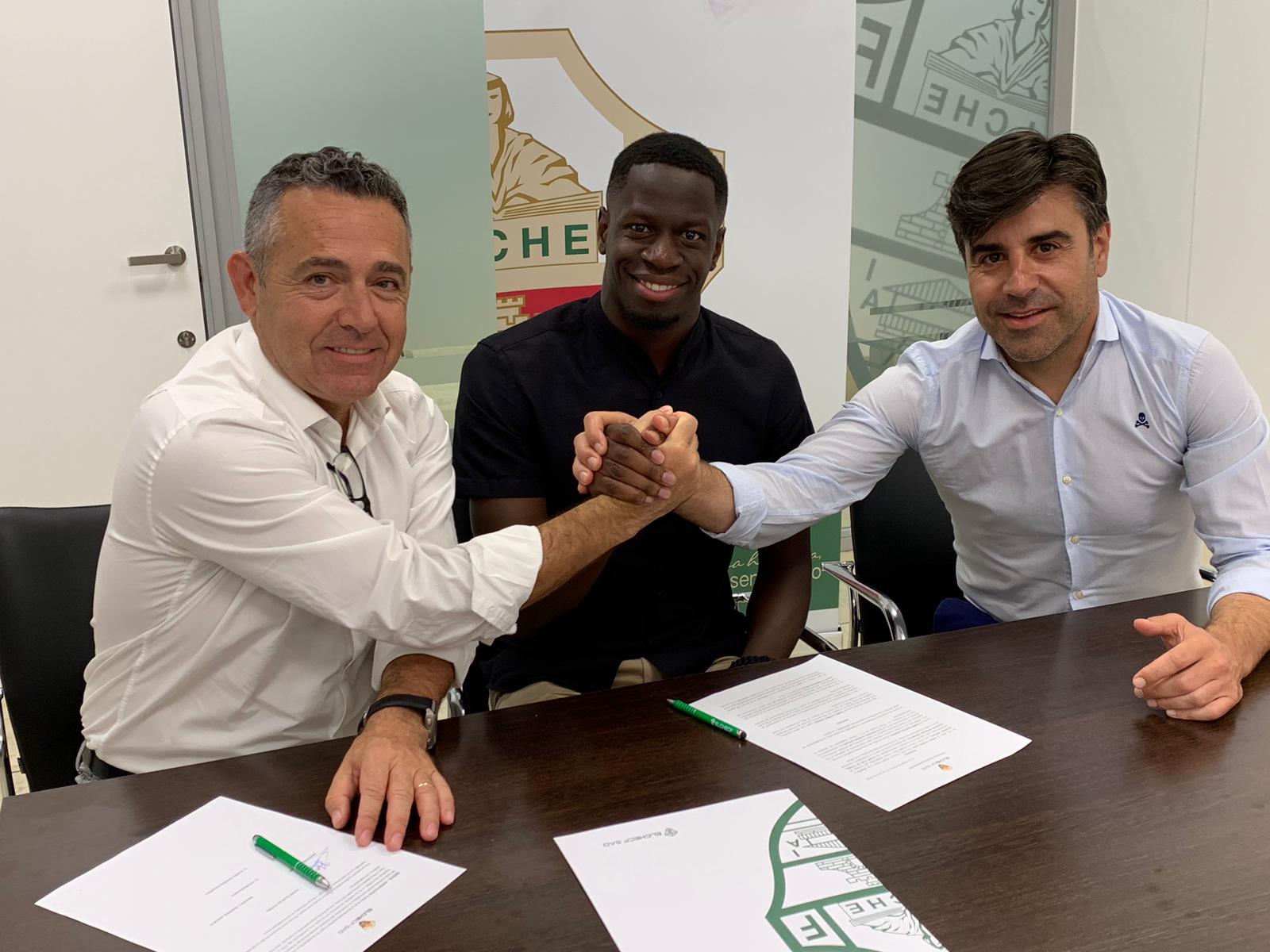 "El poder defensivo de Mfulu es su mayor baluarte para jugar en el doble pivote" "El poder defensivo de Mfulu es su mayor baluarte para jugar en el doble pivote"