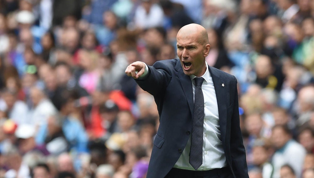 Zidane da indicaciones durante un partido